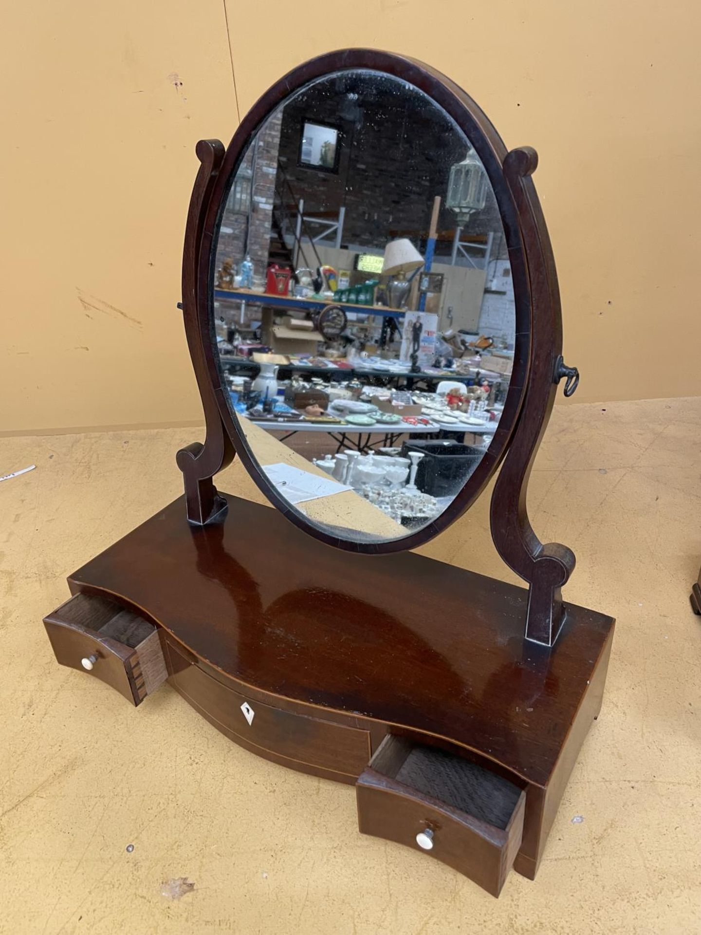 A MAHOGANY OVAL DRESSING TABLE MIRROR WITH A SERPENTINE BOW FRONT CONTAINING ONE LONG AND TWO - Image 3 of 3