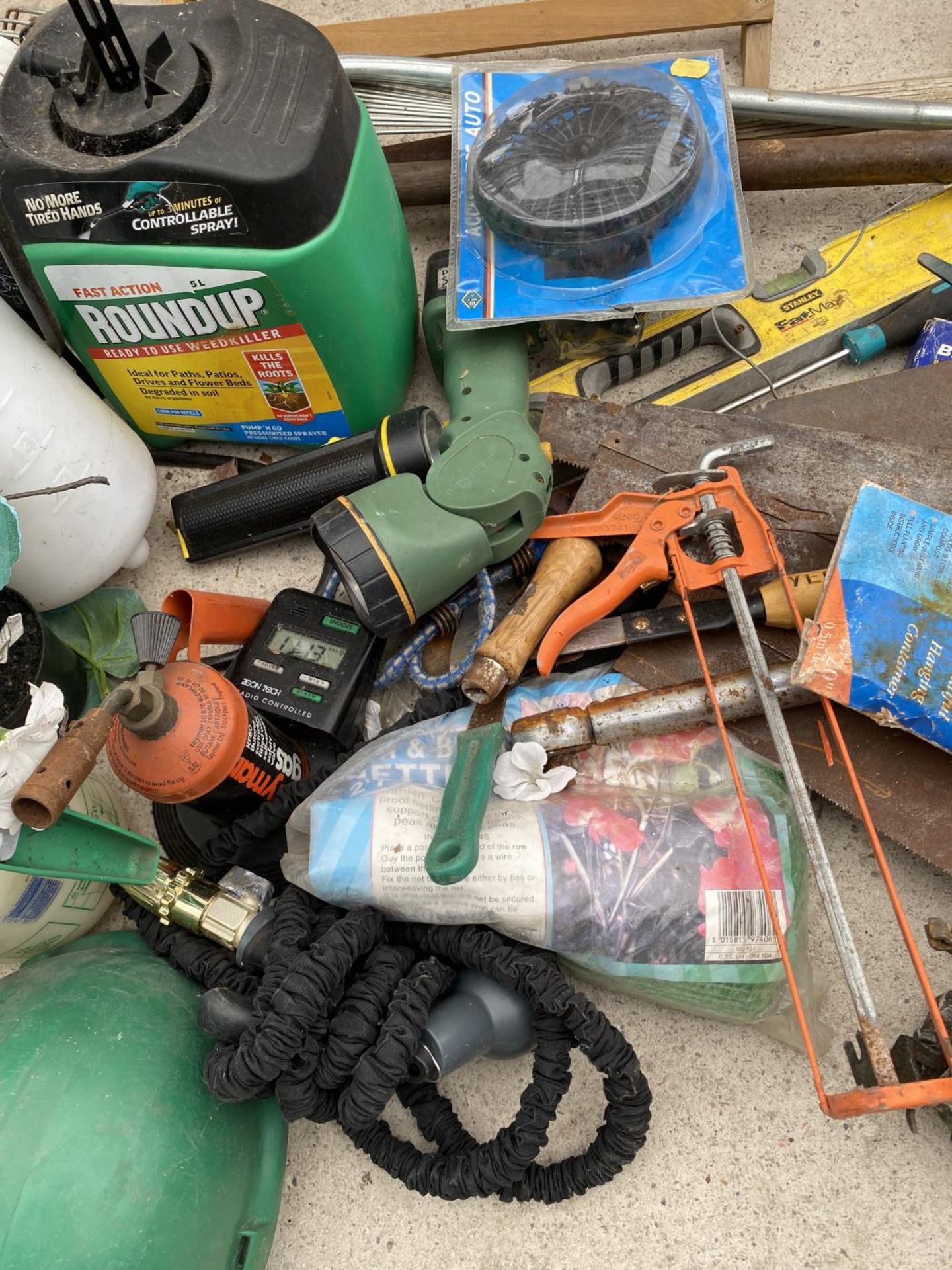 AN ASSORTMENT OF ITEMS TO INCLUDE GARDEN SPRAYERS, VINTAGE TOOLS AND TINS ETC - Image 8 of 12