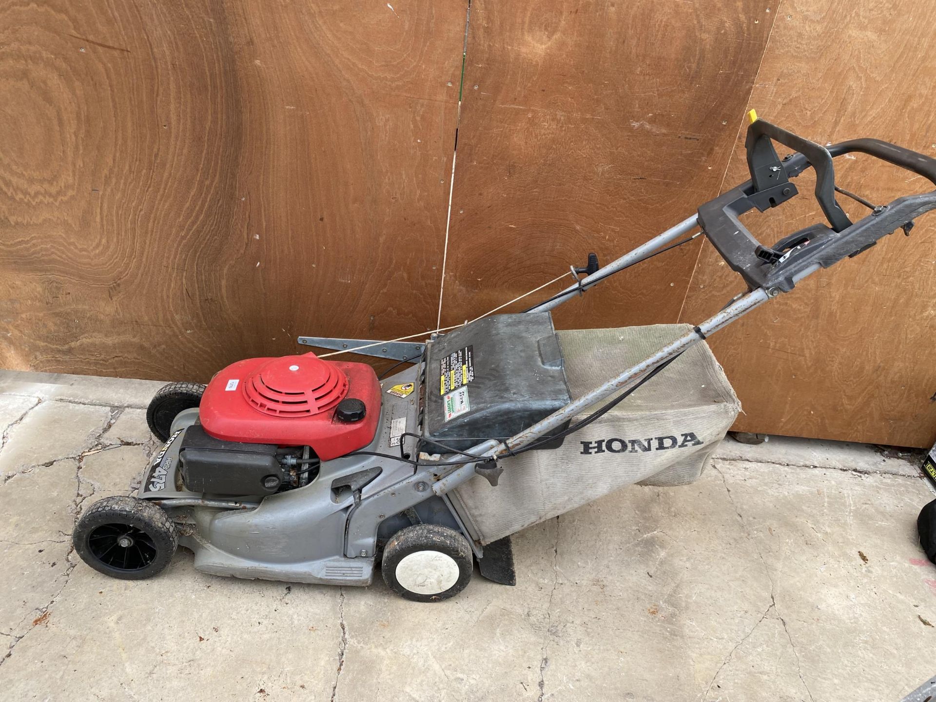 A HONDA HRB475 PETROL SELF PROPELLED PETROL LAWN MOWER WITH GRASS BOX - Image 2 of 4