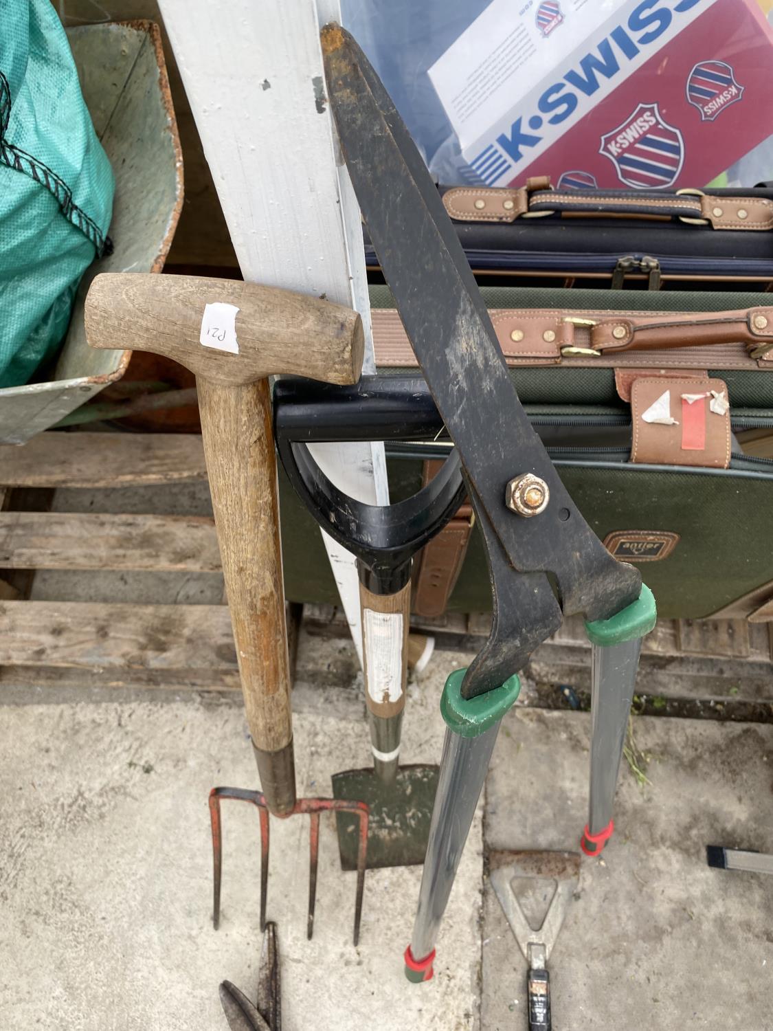 AN ASSORTMENT OF GARDEN TOOLS TO INCLUDE A RAKE, SHEARS AND A FORK ETC - Image 2 of 4