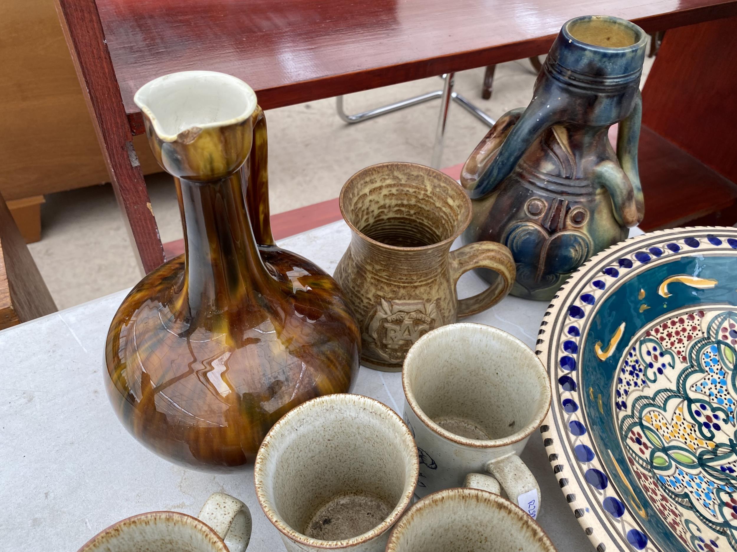 AN ASSORTMENT OF CERAMIC ITEMS TO INCLUDE STONE WARE MUGS, BOWLS AND JUGS ETC - Image 2 of 4