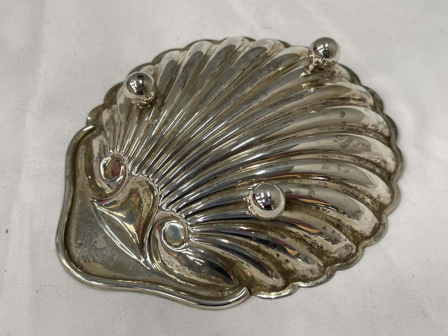 A HALLMARKED SHEFFIELD SILVER SCALLOP DESIGN DISH WITH A PRESENTATION BOX - Image 3 of 5