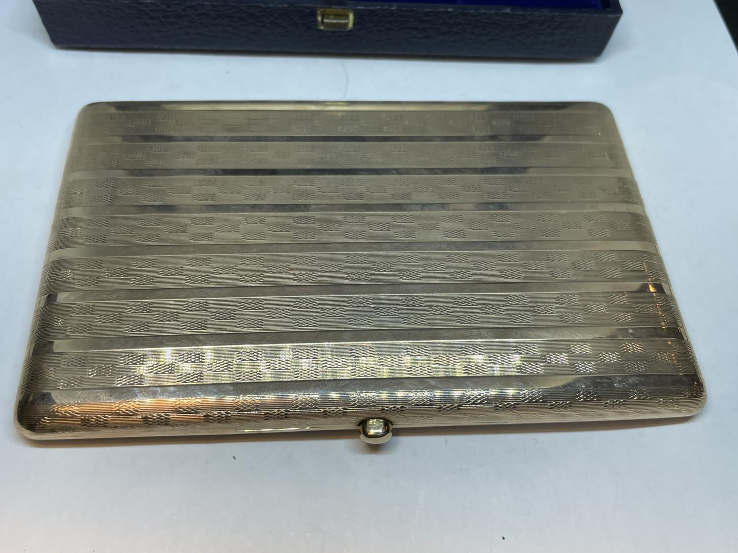 A HALLMARKED LONDON 9 CARAT GOLD COLIBRI CIGARETTE CASE GROSS WEIGHT 136.6 GRAMS WITH A PRESENTATION - Image 3 of 6