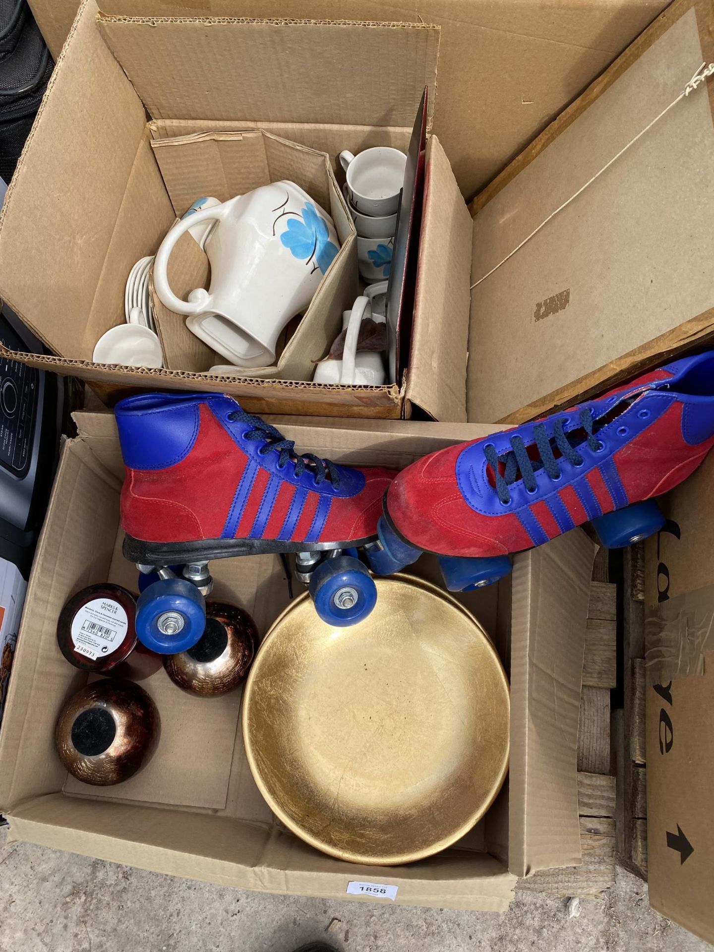 AN ASSORTMENT OF HOUSEHOLD CLEARANCE ITEMS TO INCLUDE CERAMICS AND ROLLER SKATES - Image 2 of 6