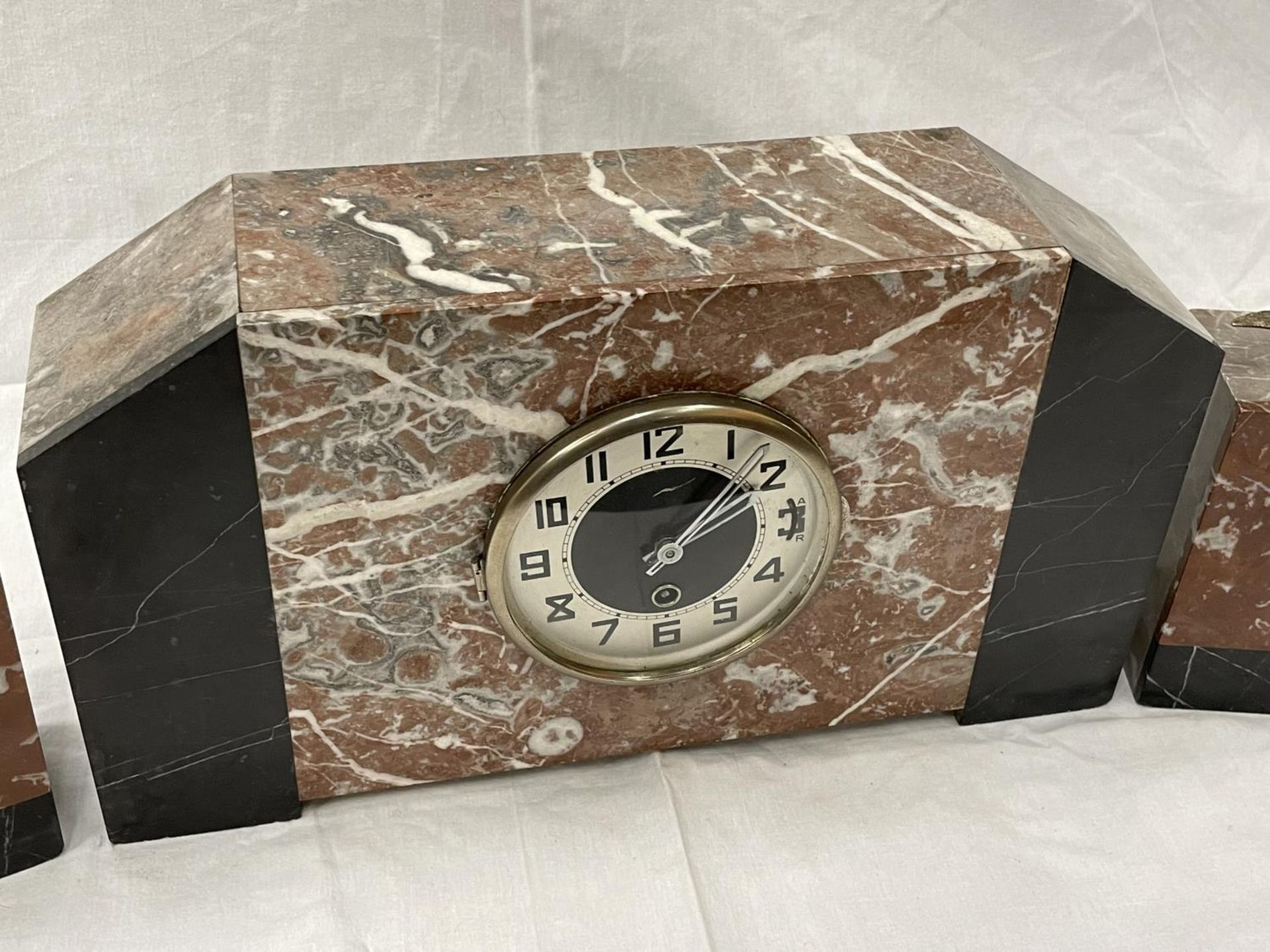 A MARBLE CLOCK WITH GARNITURES IN AN ART DECO STYLE - Image 5 of 9