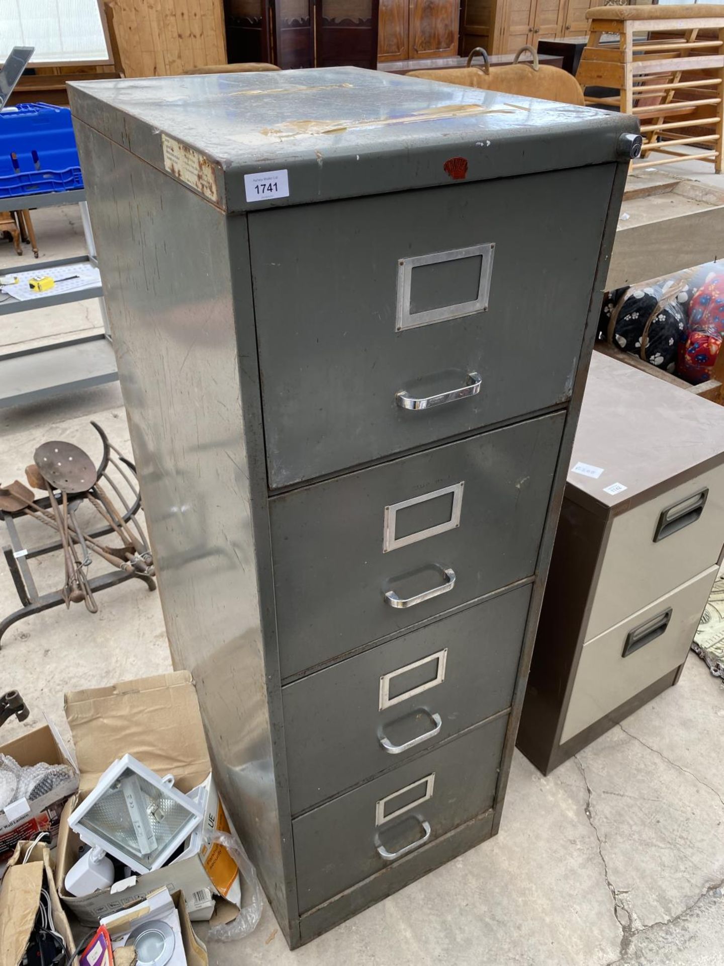 A FOUR DRAWER METAL FILING CABINET - Image 2 of 6