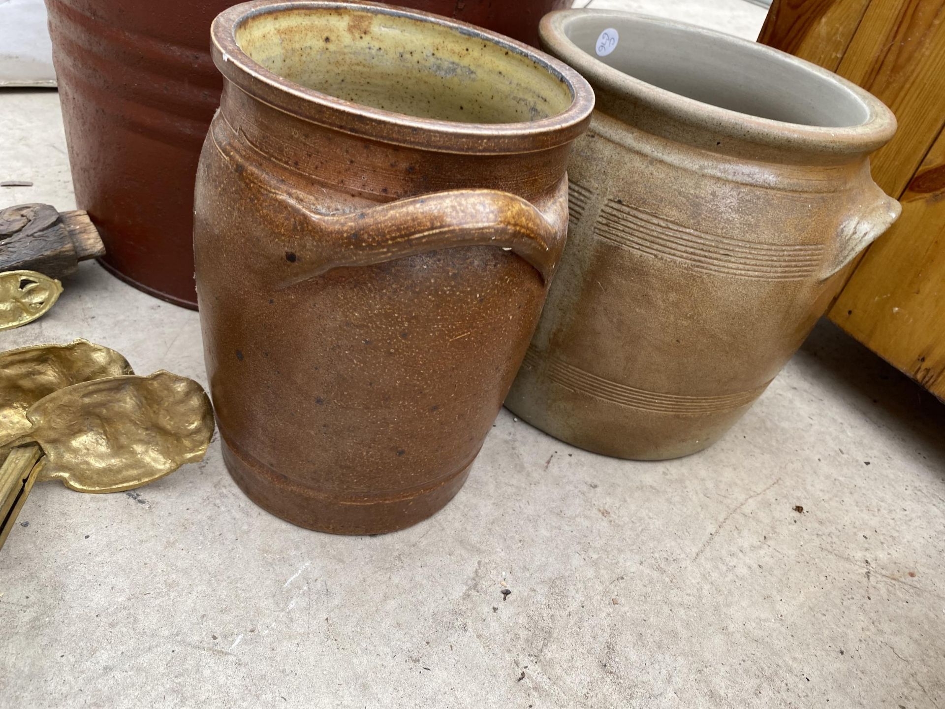 AN ASSORTMENT OF ITEMS TO INCLUDE A SMALL METAL STORAGE TRUNK AND TWO STONE WARE PLANT POTS ETC - Image 2 of 5