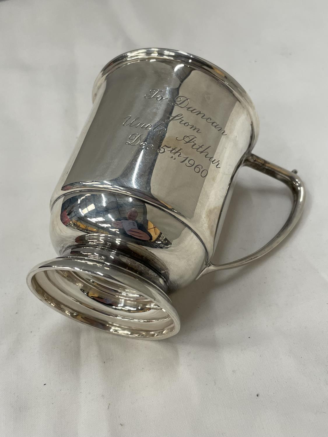 A HALLMARKED BIRMINGHAM SILVER TANKARD ENGRAVED GROSS WEIGHT 158 GRAMS - Image 5 of 5