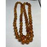 AN AMBER NECKLACE LENGTH APPROXIMATELY 76CM
