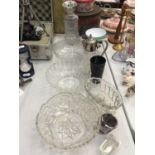 A QUANTITY OF GLASSWARE TO INCLUDE BOWLS, JUGS, DECANTER, ETC