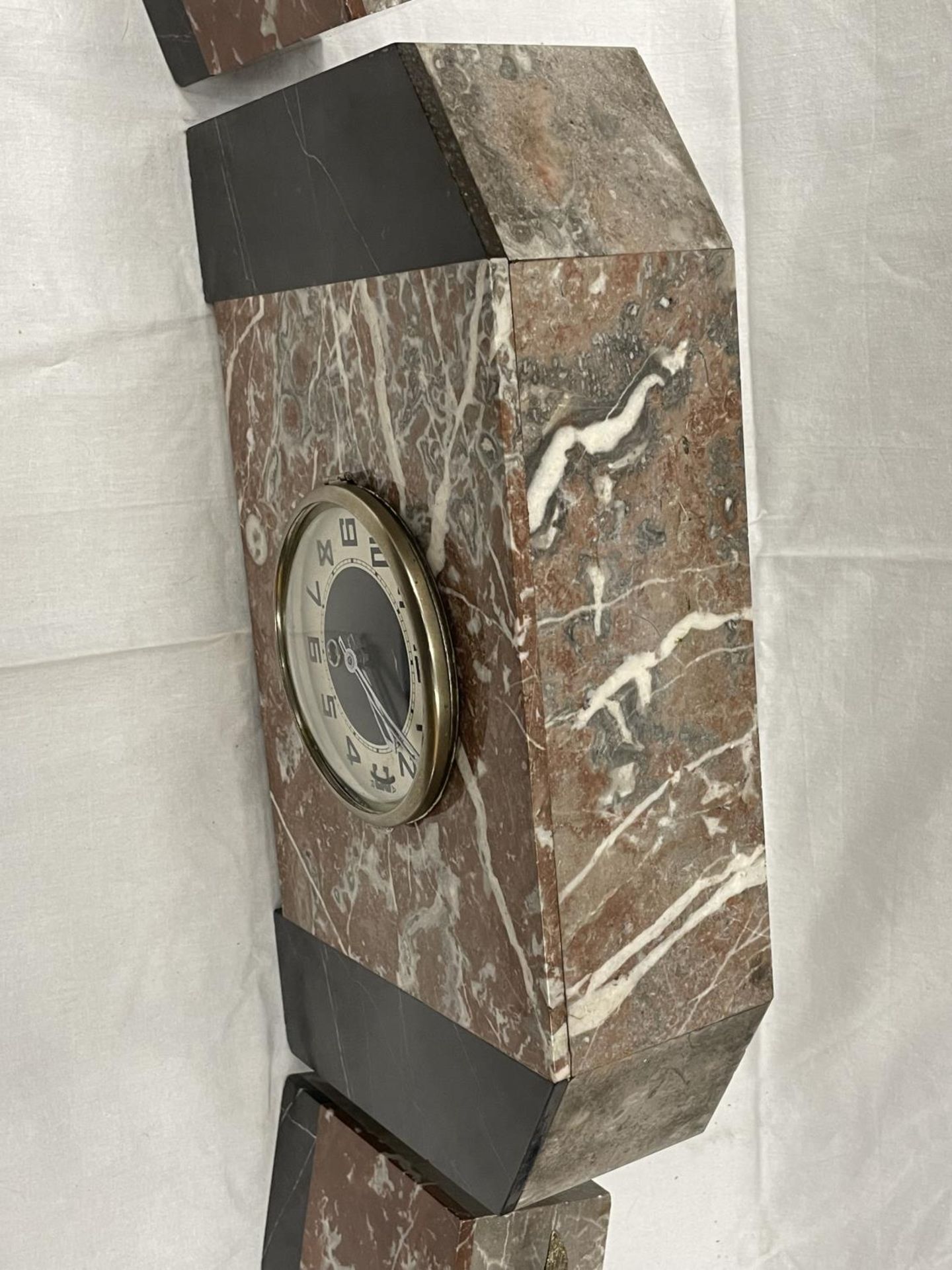 A MARBLE CLOCK WITH GARNITURES IN AN ART DECO STYLE - Image 9 of 9