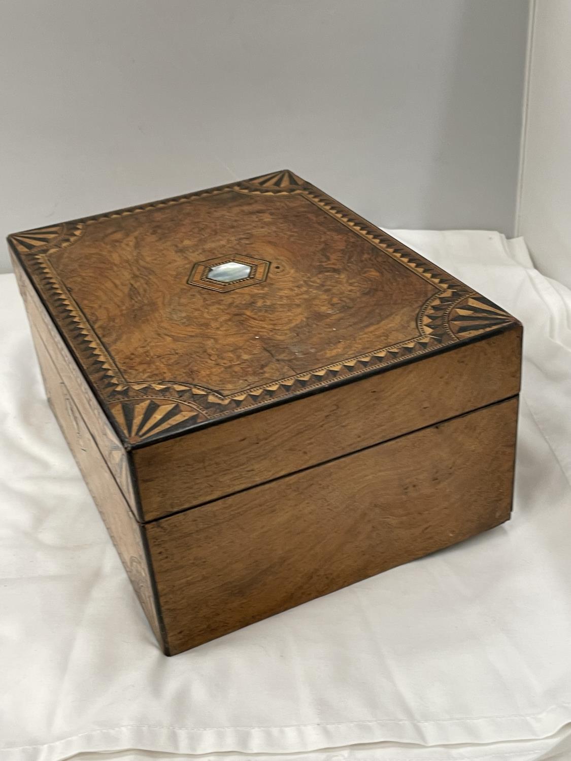 A MAHOGANY BOX WITH BURR WALNUT VENEER, INLAY AND MOTHER OF PEARL DECORATION 29CM X 22CM X 14CM - Image 3 of 7