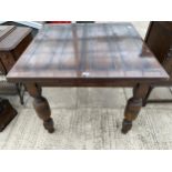 A MID 20TH CENTURY OAK DRAW-LEAF DINING TABLE