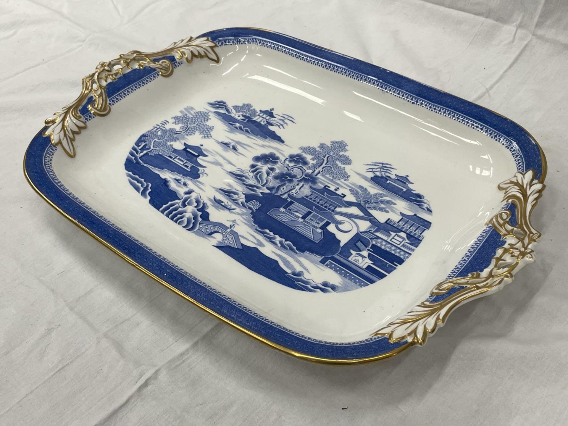 A LARGE RECTANGULAR MEAT PLATTER WITH AN ORIENTAL DESIGN 47CM X 33CM - Image 2 of 6