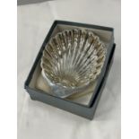 A HALLMARKED SHEFFIELD SILVER SCALLOP DESIGN DISH WITH A PRESENTATION BOX