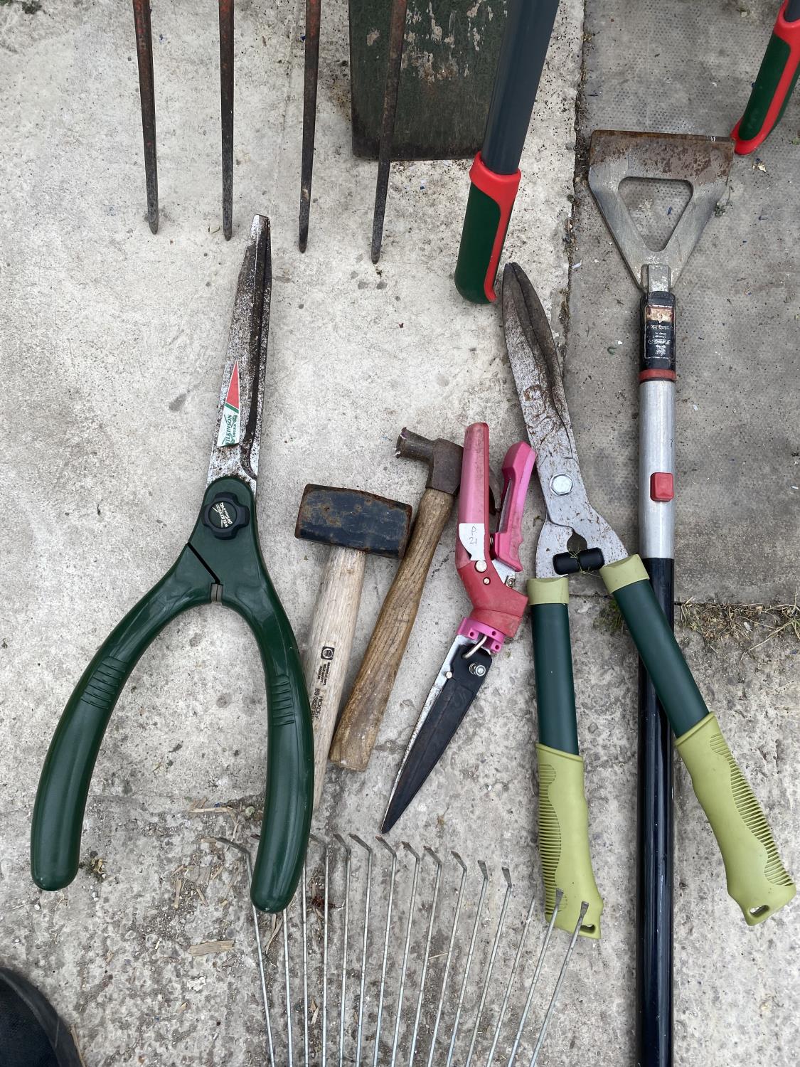 AN ASSORTMENT OF GARDEN TOOLS TO INCLUDE A RAKE, SHEARS AND A FORK ETC - Image 4 of 4