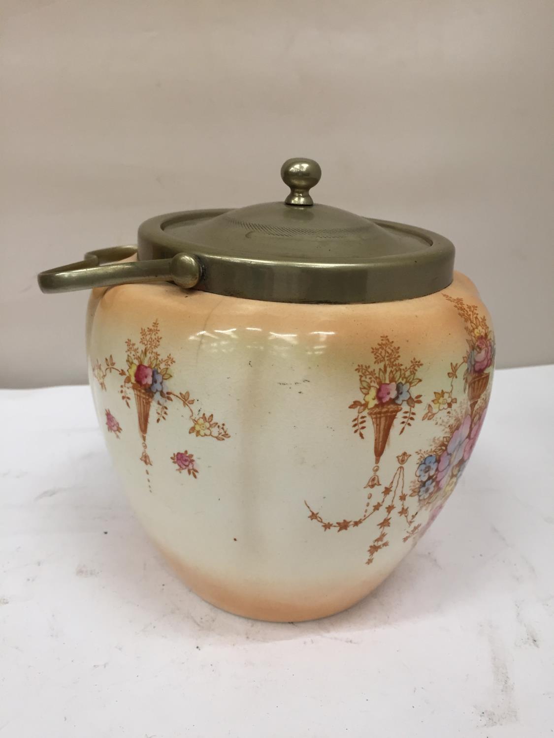 A CROWN DEVON BISCUIT BARREL WITH METAL LID AND HANDLE HEIGHT APPROX 14CM - Image 2 of 4