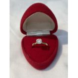 A 14CT GOLD SOLITAIRE RING SIZE R WITH CLEAR STONE AND PRENSENTATION BOX