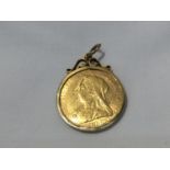 A 1900 GOLD SOVEREIGN IN A 9 CARAT GOLD MOUNT GROSS WEIGHT 9.3 GRAMS