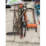 AN ASSORTMENT OF GARDEN TOOLS TO INCLUDE SPADES, FORKS AND RAKES ETC