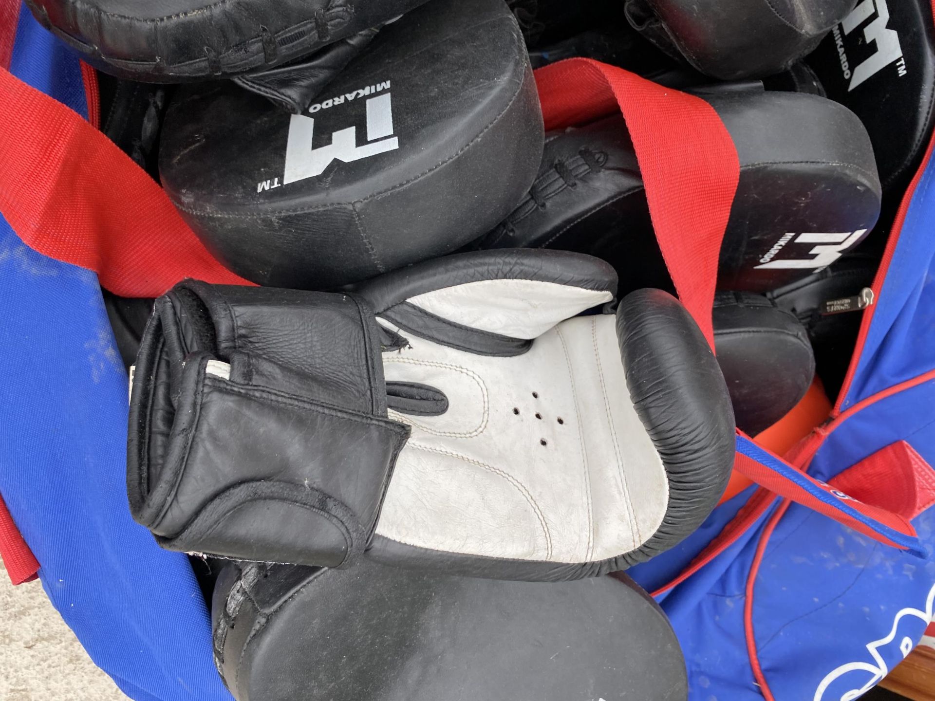 AN ASSORTMENT OF BOXING GLOVES AND PADS - Image 4 of 4