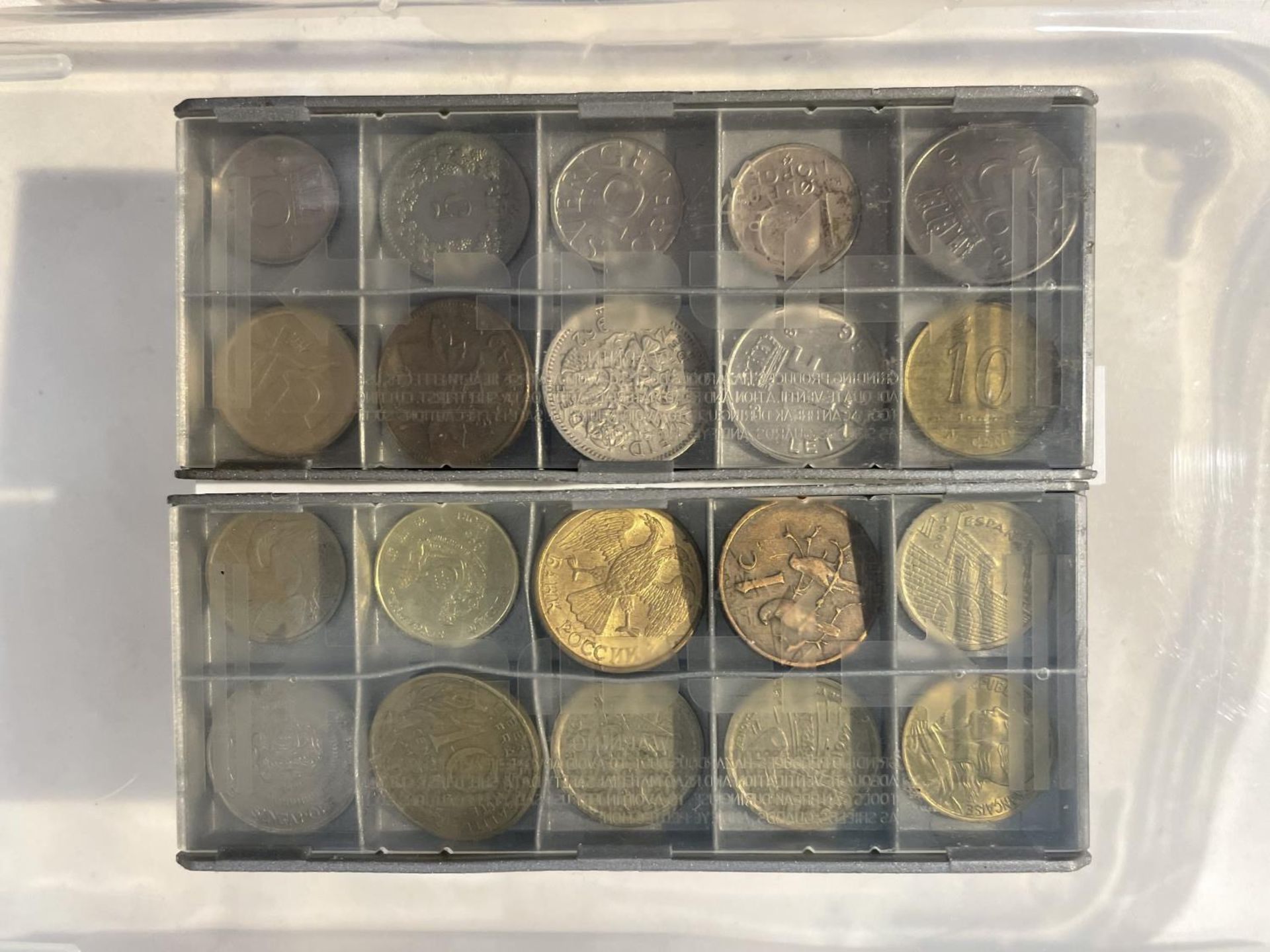 A BOX OF MIXED BRITISH COINS FROM QUEEN VICTORIA TO GEORGE VI TO INCLUDE FLORINS, PENNIES, FARTHINGS - Image 3 of 4