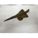 A BRASS REPLICA OF CONCORDE HEIGHT ON A BASE, HEIGHT 11CM, LENGTH 33CM