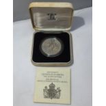 A QUEEN ELIZABETH THE QUEEN MOTHER 80TH BIRTHDAY SILVER PROOF COMMEMORATIVE CROWN IN A CASE WITH