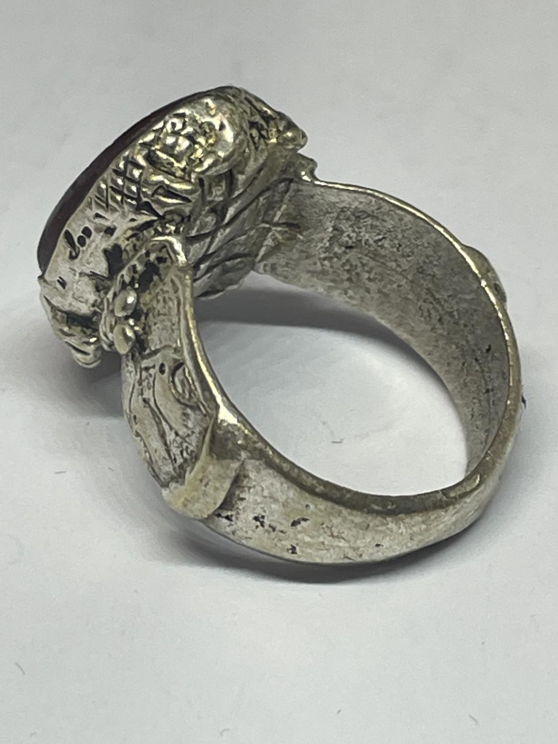 A MARKED SILVER RING WITH A TURTLE DESIGN SEAL INA PRESENTATION BOX - Image 4 of 5