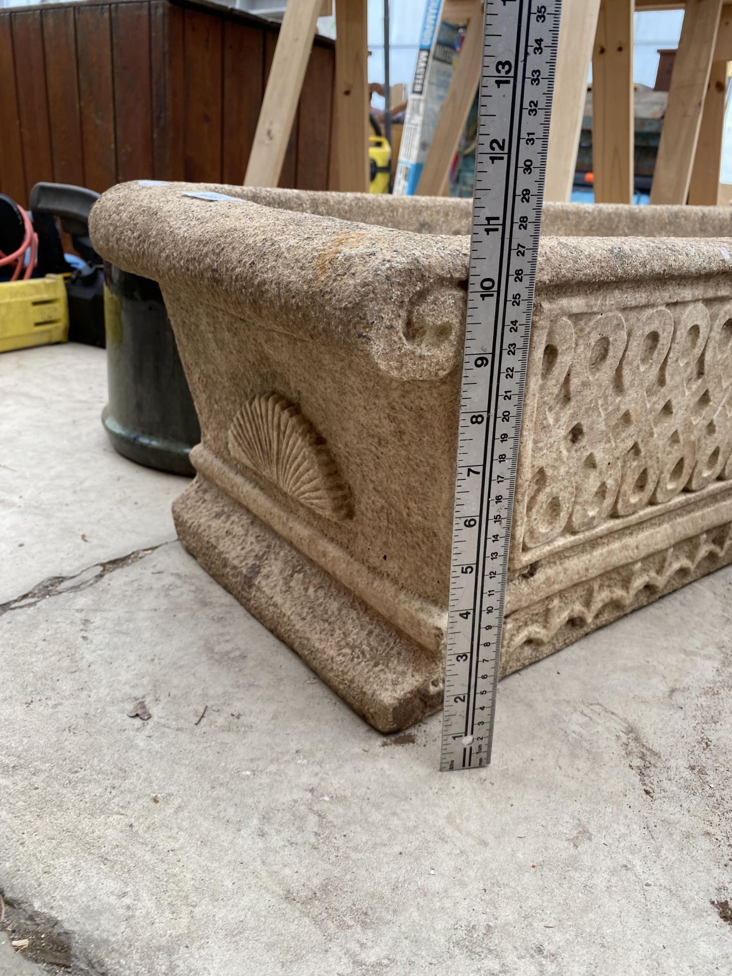 A RECONSTITUTED STONE PLANTER TROUGH (L:92CM W:34CM D:26CM) - Image 5 of 6