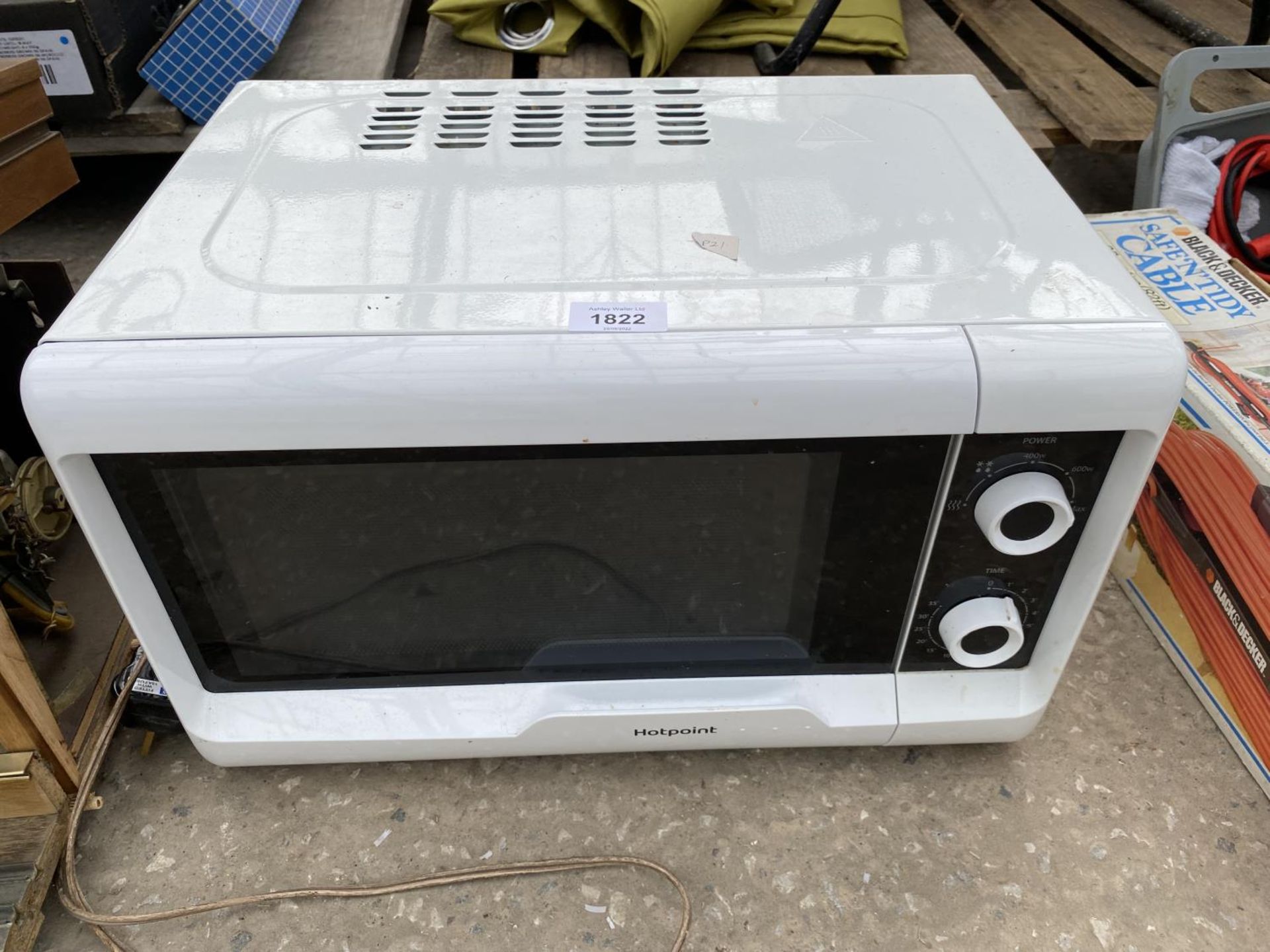 A WHITE HOTPOINT MICROWAVE OVEN