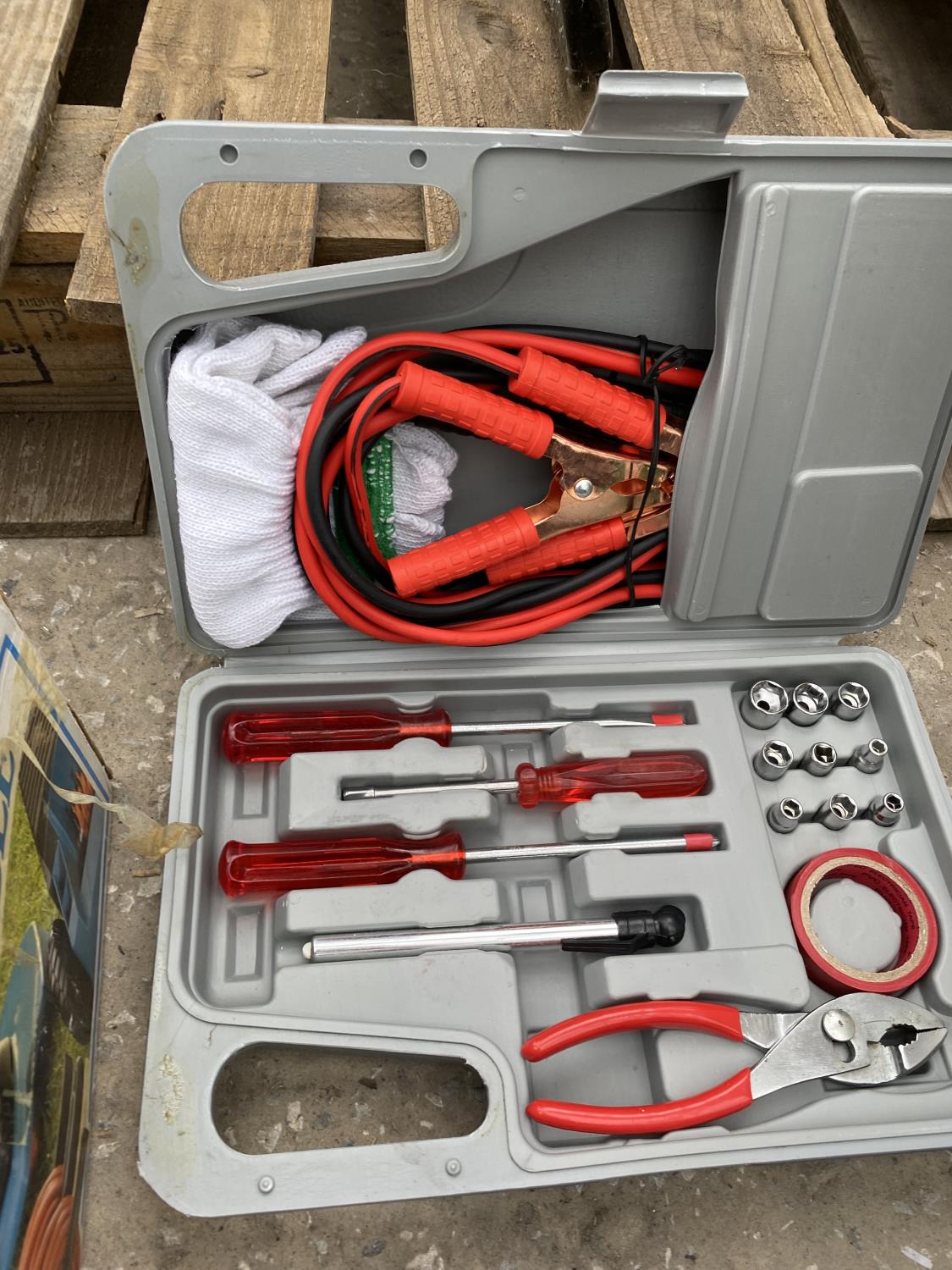 AN ASSORTMENT OF TOOLS TO INCLUDE A BLACK AND DECKER JIGSAW, A BATTERY CHARGER AND A HEDGE TRIMMER - Image 8 of 8