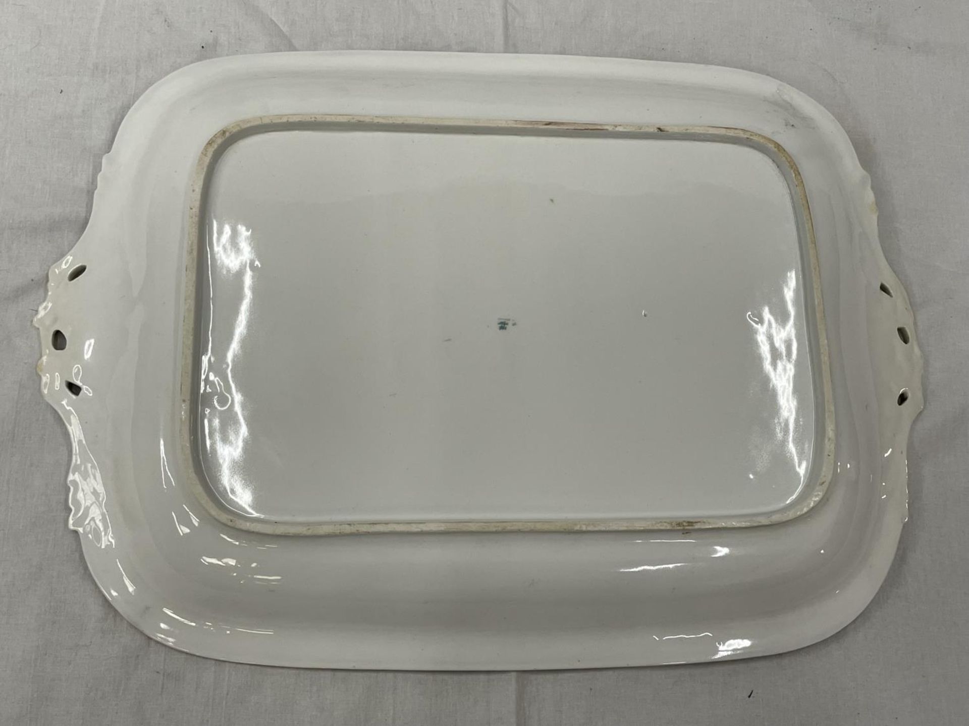 A LARGE RECTANGULAR MEAT PLATTER WITH AN ORIENTAL DESIGN 47CM X 33CM - Image 5 of 6