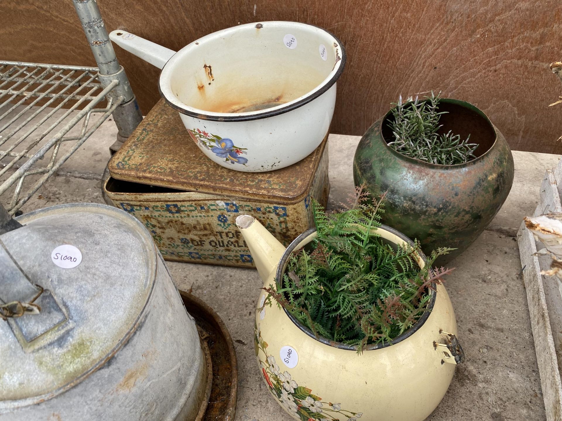 A LARGE ASSORTMENT OF ITEMS TO INCLUDE STARS FORMED FROM LOGS, AN ENAMEL KETTLE AND A GALVANISED - Image 4 of 4