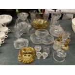 A QUANTITY OF GLASSWARE TO INCLUDE COMMEMORATIVE ITEMS, JUGS, BOWLS, SERVING DISHES, ETC