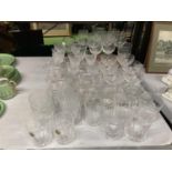 A QUANTITY OF CRYSTAL GLASSES TO INCLUDE CRISTAL D'ARQUES WINE, SHERRY, TUMBLERS, ETC