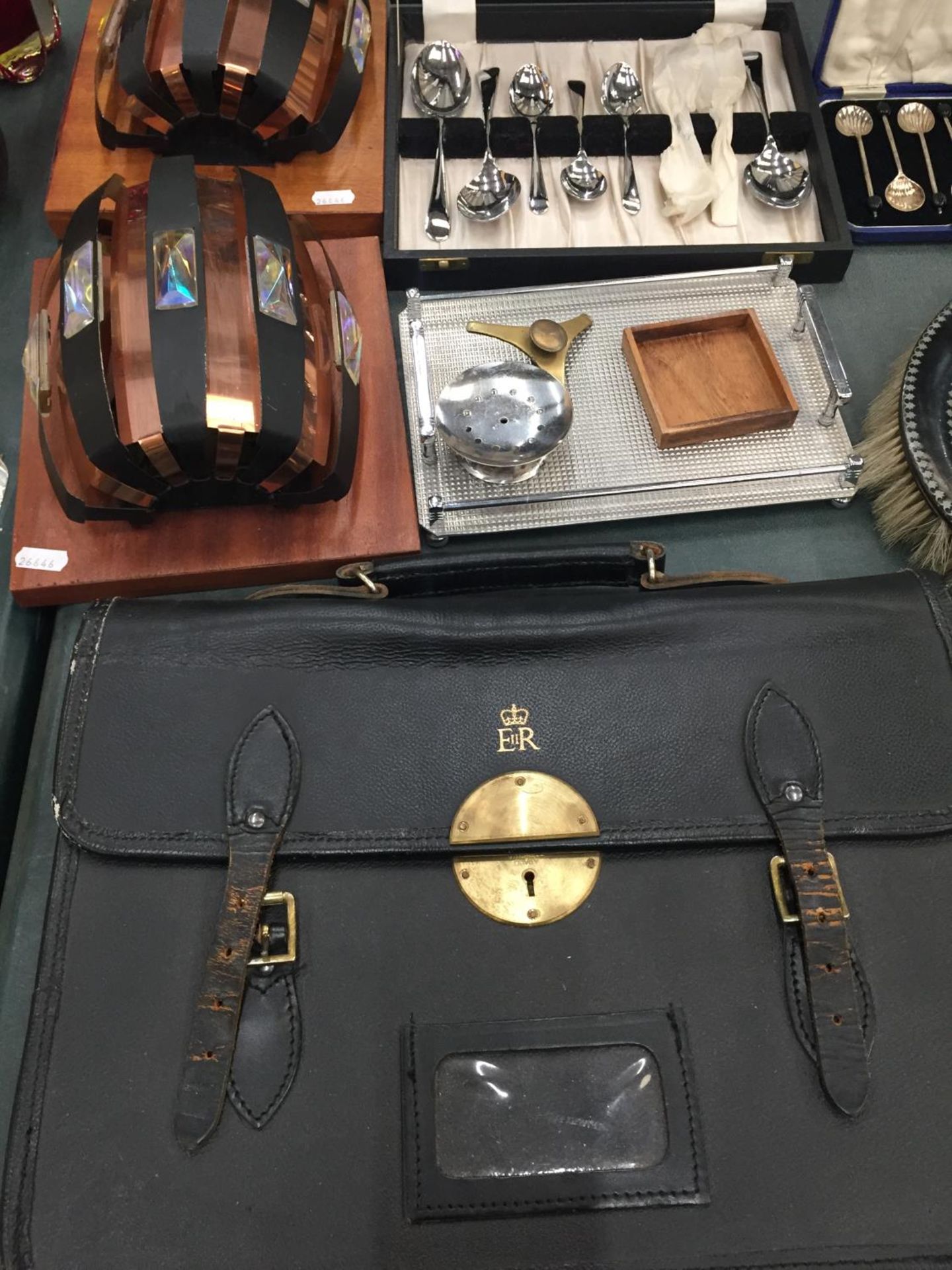 A LARGE QUANTITY OF COLLECTABLE ITEMS TO INCLUDE WALL LAMPS, BOXED FLATWARE, LEATHER BRIEFCASE, - Image 4 of 4