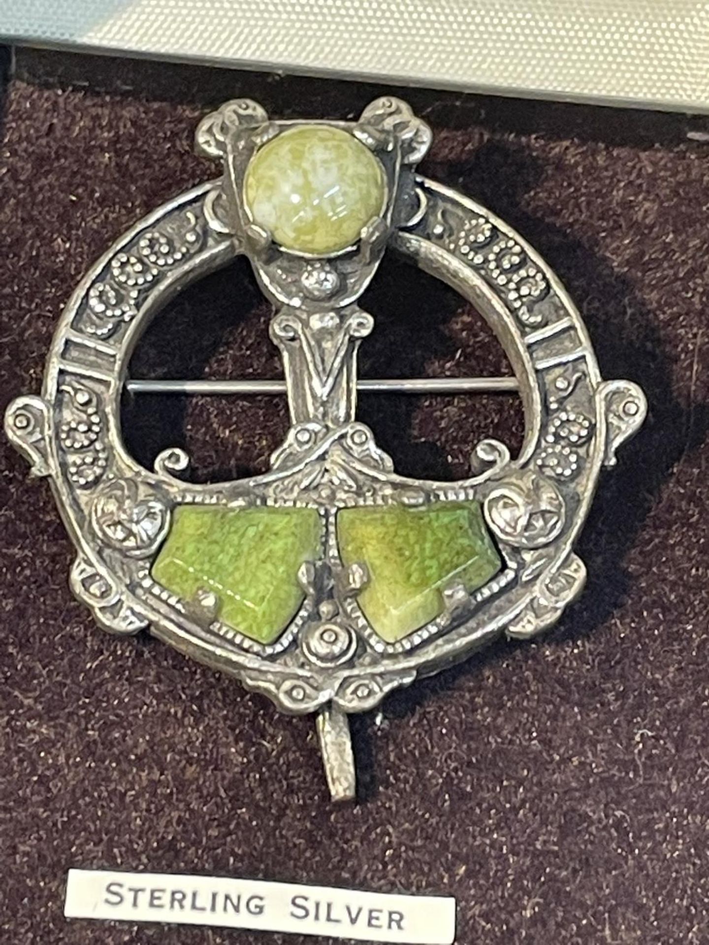 A CELTIC STYLE CLOAK PIN IN A PRESENTATION BOX - Image 2 of 3