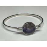 A HALLMARKED SHEFFIELD SILVER BANGLE WITH A BLUE JOHN STONE