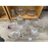 A LARGE ASSORTMENT OF GLASS WARE TO INCLUDE A DECANTER, BOWLS AND A JAR ETC