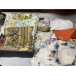A QUANTITY OF VINTAGE LINEN ITEMS TO INCLUDE NAPKINS, PIECES OF MATERIAL, TABLECLOTHS, LACE, ETC