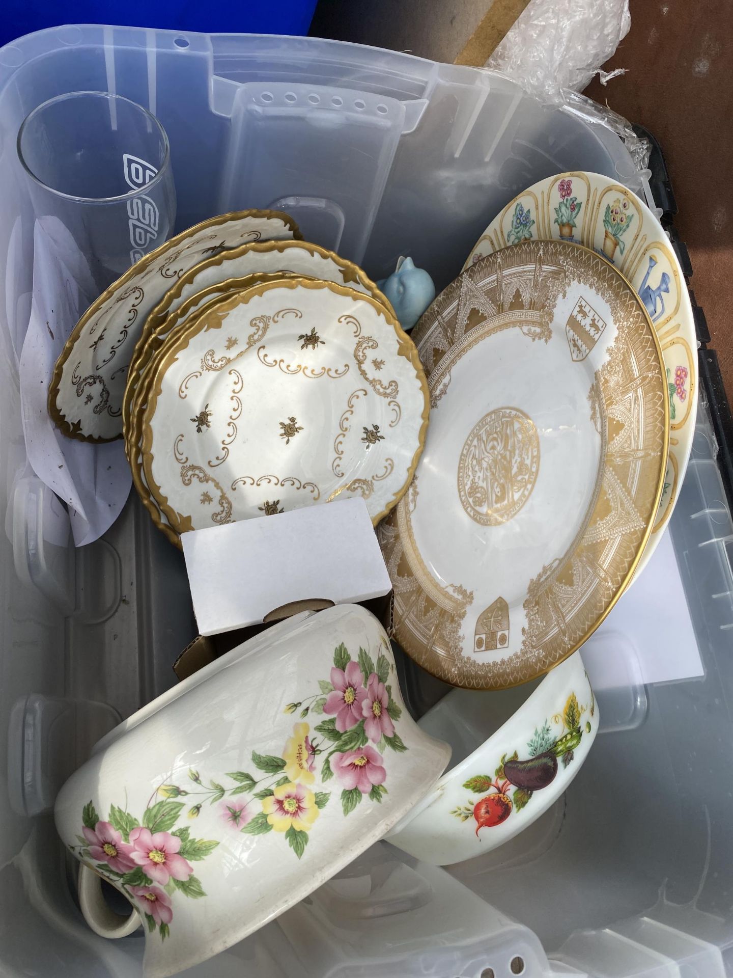 AN ASSORTMENT OF HOUSEHOLD CLEARANCE ITEMS TO INCLUDE CERAMICS AND PRINTS - Image 7 of 7