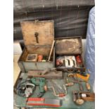 A LARGE ASSORTMENT OF VARIOUS HAND TOOLS TO INCLUDE WOOD PLANES, BRACE DRILLS AND CLAMPS ETC