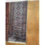 A GREY PATTERNED FRINGED RUG