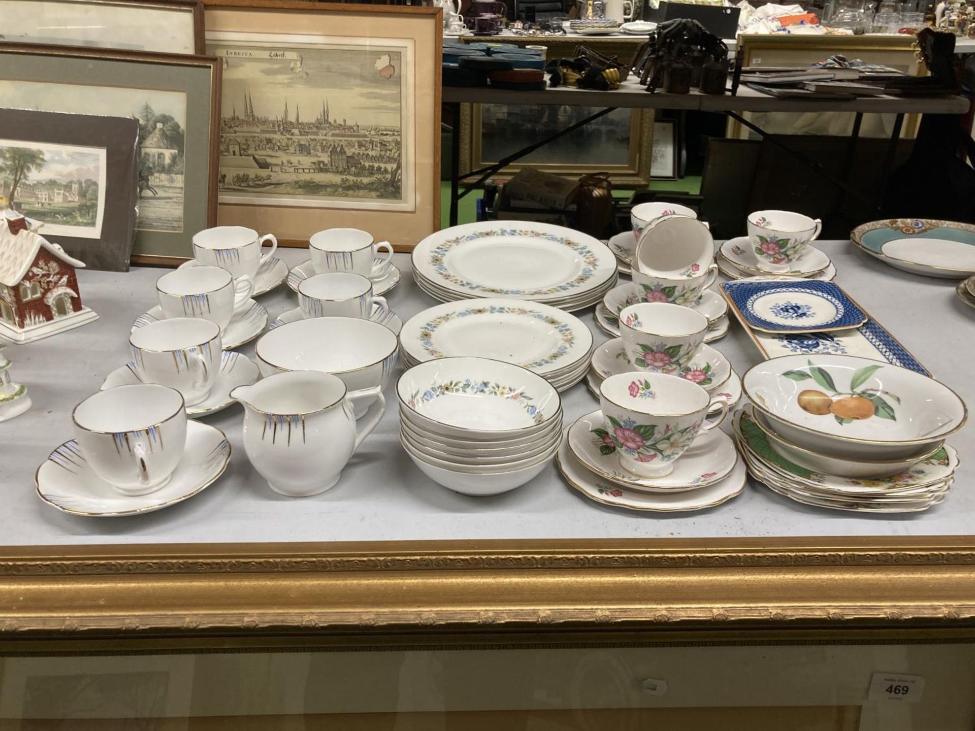 A QUANTITY OF CHINA TEACUPS, SAUCERS, PLATES, ETC TO INCLUDE ROYALE DOULTON 'PASTORALE', CROWN - Image 2 of 5