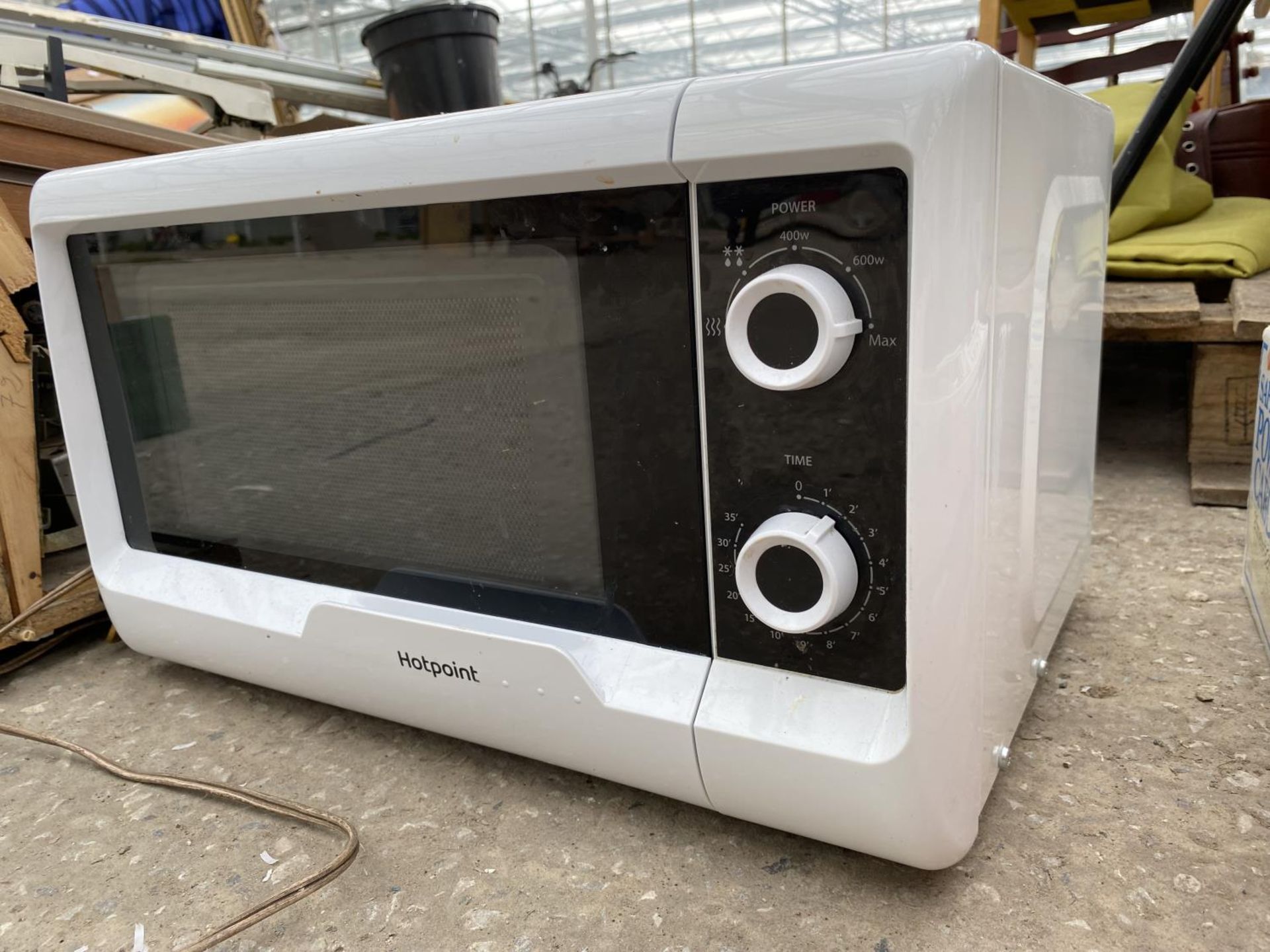 A WHITE HOTPOINT MICROWAVE OVEN - Image 2 of 3