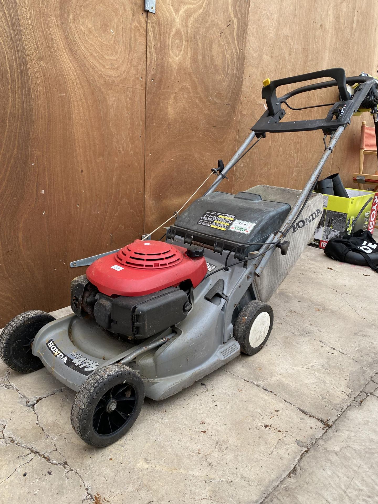 A HONDA HRB475 PETROL SELF PROPELLED PETROL LAWN MOWER WITH GRASS BOX