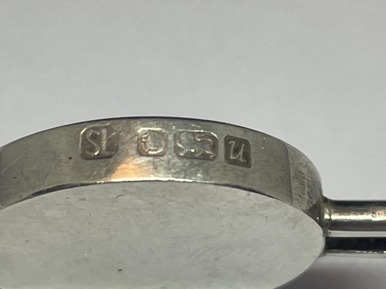 A HALLMARKED SHEFFIELD SILVER BANGLE WITH A BLUE JOHN STONE - Image 4 of 4