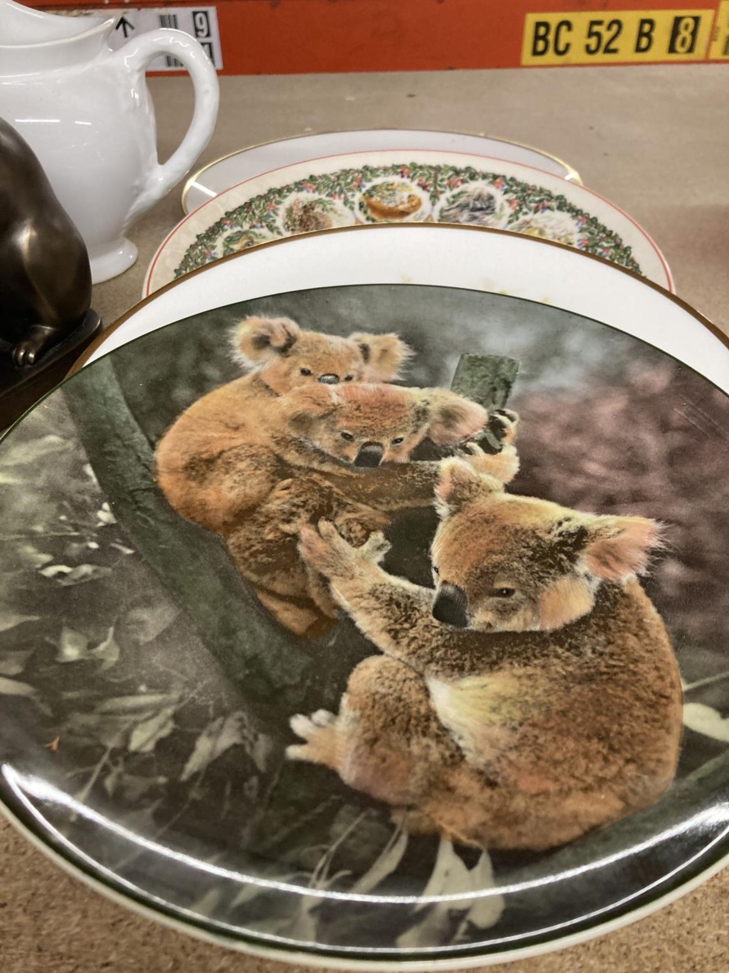 A COLLECTION OF ITEMS TO INCLUDE CABINET PLATES, ANIMAL FIGURINES, A LLADRO GOOSE, JUGS, ETC - Image 2 of 3