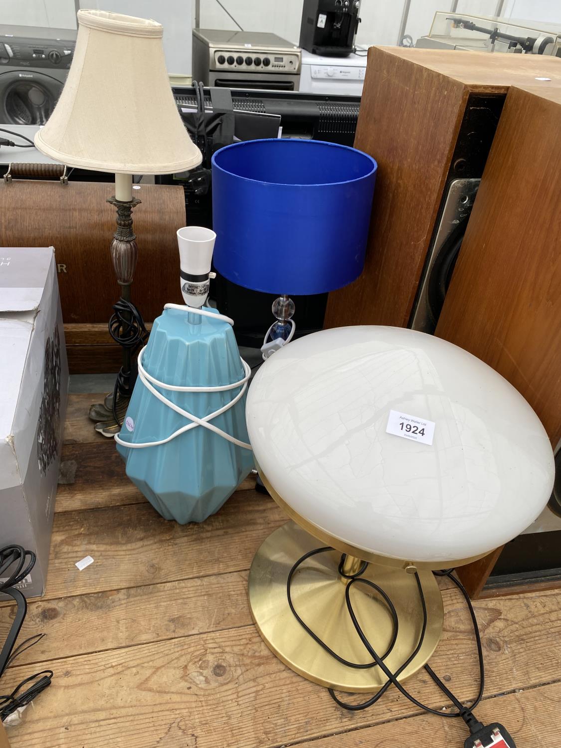 AN ASSORTMENT OF TABLE LAMPS AND LIGHT FITTINGS
